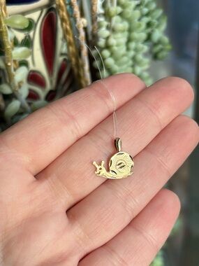 Cutie 14k gold snail charm pendant